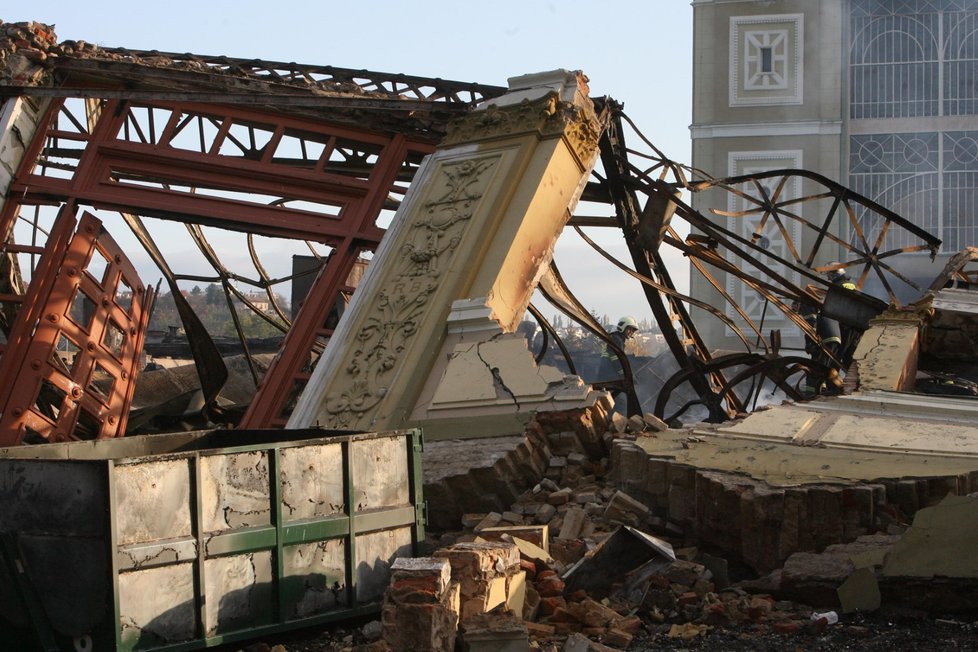 Před deseti lety hořel Průmyslový palác. Dodnes stojí na místě vyhořelého křídla provizorní stan.