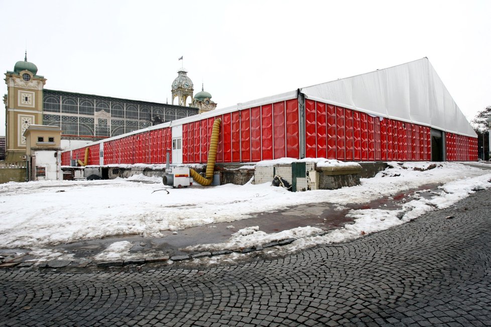 Před deseti lety hořel Průmyslový palác. Dodnes stojí na místě vyhořelého křídla provizorní stan.