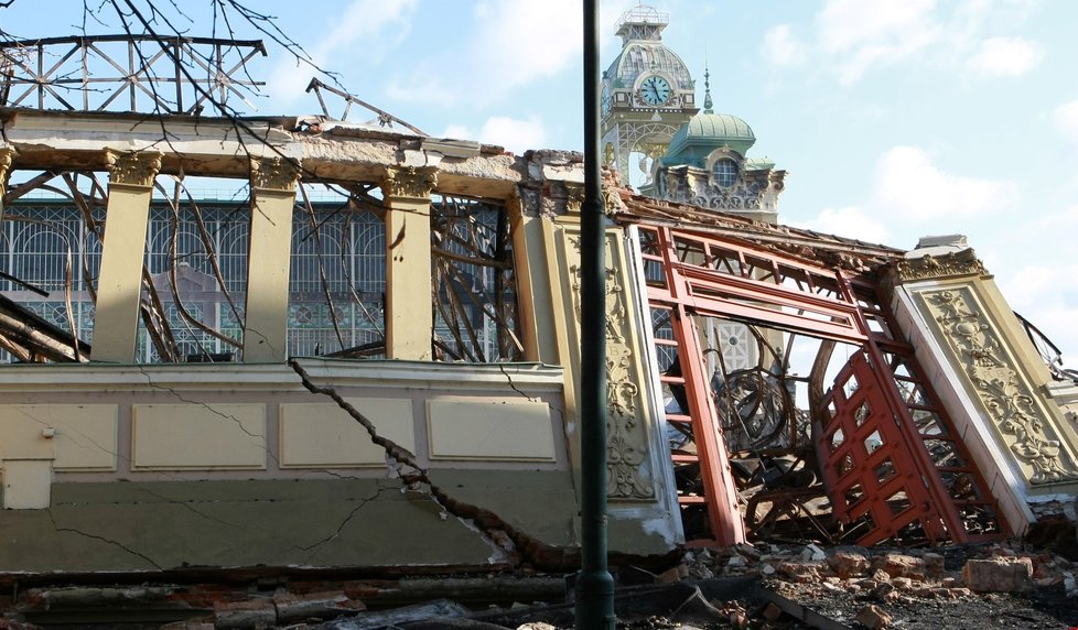 Před deseti lety hořel Průmyslový palác. Dodnes stojí na místě vyhořelého křídla provizorní stan.