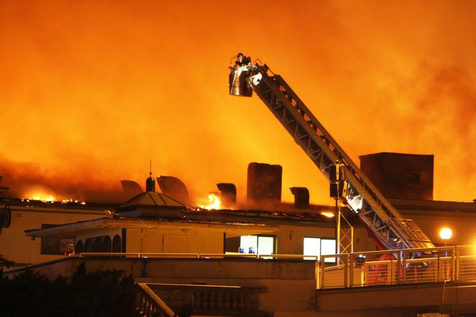 Jeden z větších požárů postihl v Praze v roce 2008 také Průmyslový palác na holešovickém Výstavišti. Od té doby jedno křídlo paláci stále schází. (ilustrační foto)