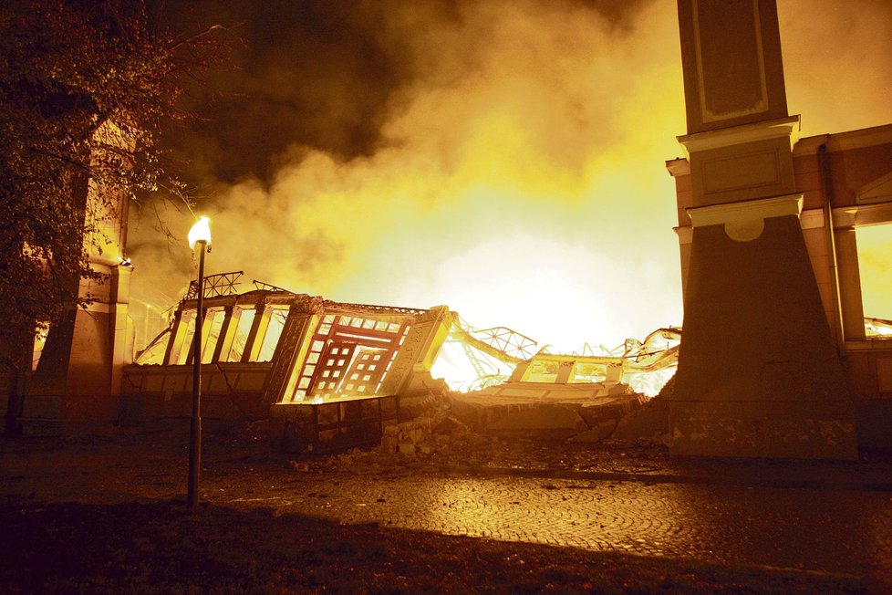 Před deseti lety hořel Průmyslový palác. Dodnes stojí na místě vyhořelého křídla provizorní stan.