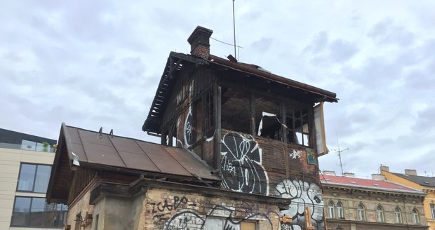 Hradlo na Negrelliho viaduktu zůstane nejspíš prázdné i po svém vyhoření a následné rekonstrukci.