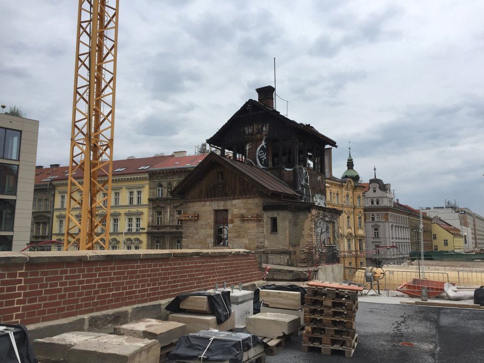 Hradlo na Negrelliho viaduktu zůstane nejspíš prázdné i po svém vyhoření a následné rekonstrukci.