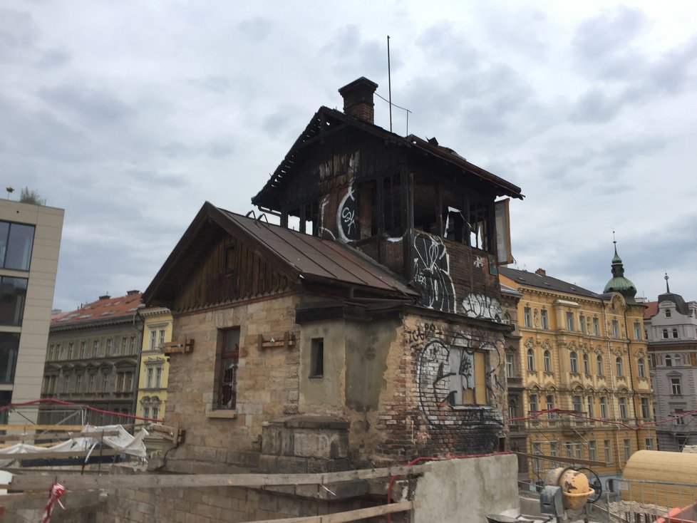 Hradlo na Negrelliho viaduktu zůstane nejspíš prázdné i po svém vyhoření a následné rekonstrukci.