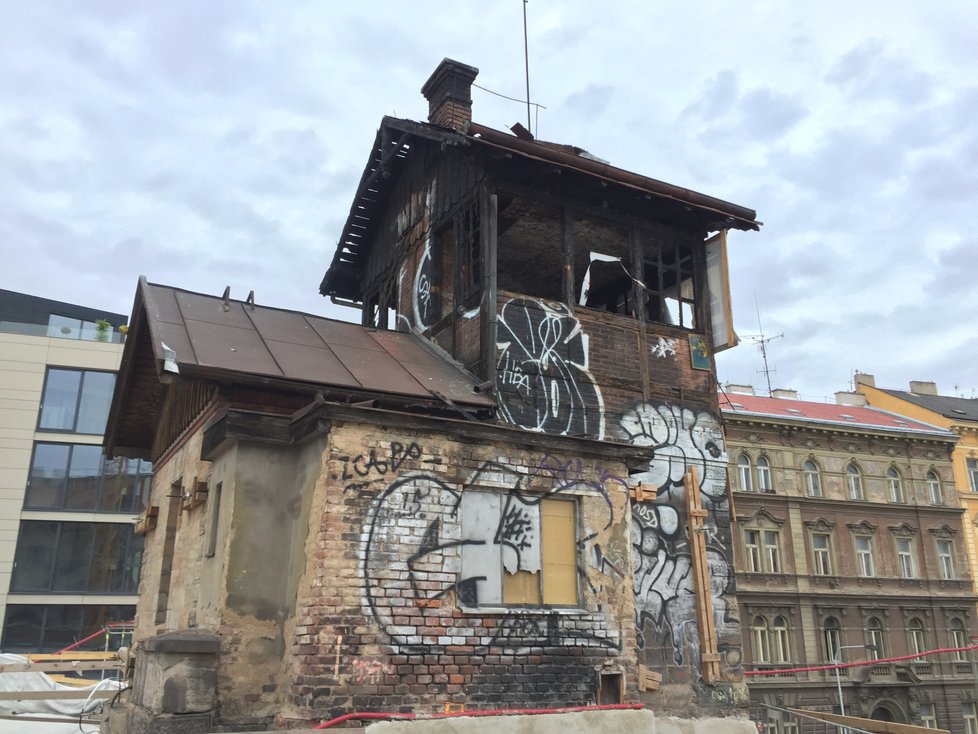 Hradlo na Negrelliho viaduktu zůstane nejspíš prázdné i po svém vyhoření a následné rekonstrukci.