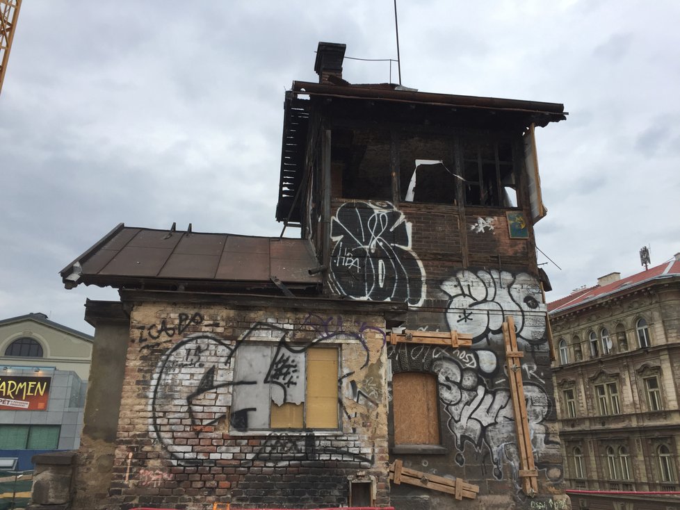 Hradlo na Negrelliho viaduktu zůstane nejspíš prázdné i po svém vyhoření a následné rekonstrukci.