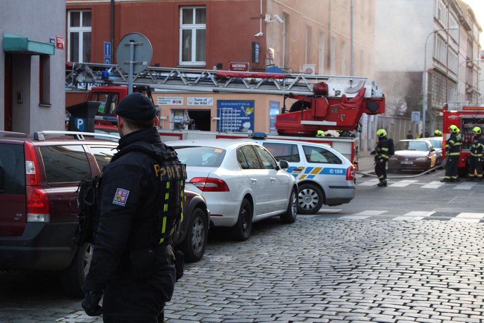 V ulici Novákových v Libni začal hořet sklep činžovního domu.