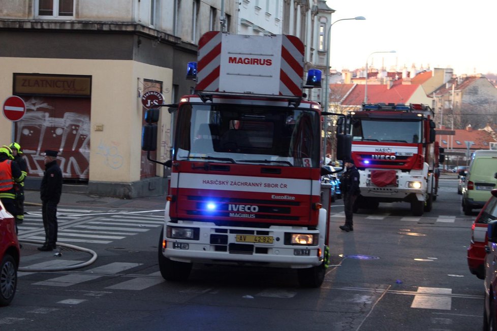 V ulici Novákových v Libni začal hořet sklep činžovního domu.