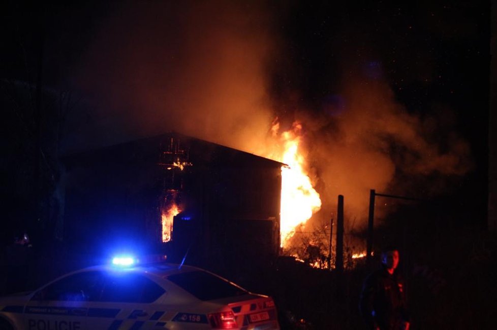V Praze 8 hořela opuštěná budova. U velkého požáru zasahovalo několik hasičských jednotek.