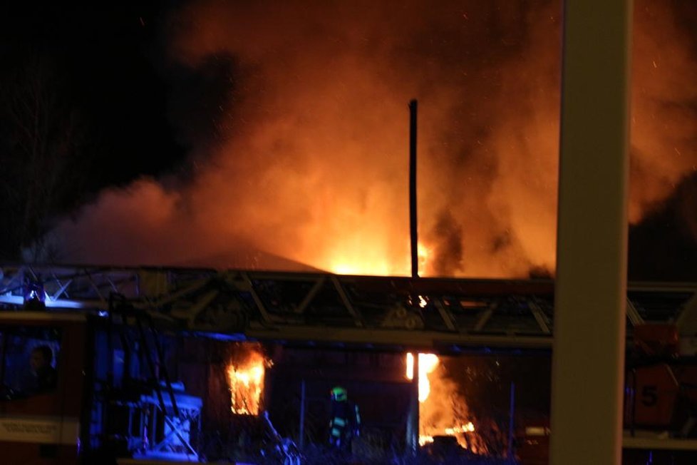 V Praze 8 hořela opuštěná budova. U velkého požáru zasahovalo několik hasičských jednotek.