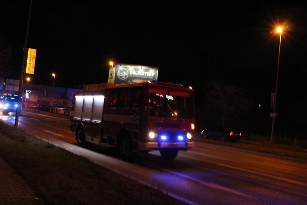 V Praze 8 hořela opuštěná budova. U velkého požáru zasahovalo několik hasičských jednotek.