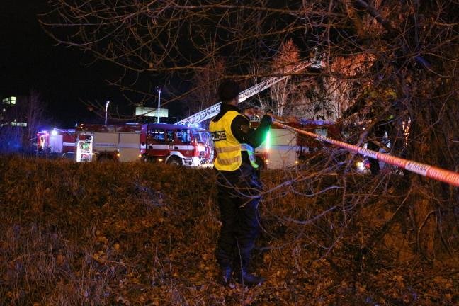 V Praze 8 hořela opuštěná budova. U velkého požáru zasahovalo několik hasičských jednotek.