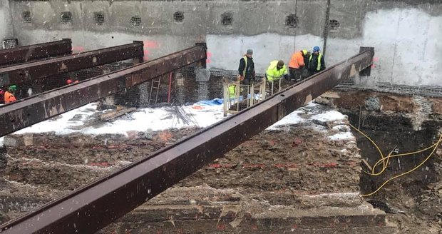 Na Florenci objevili stavbaři fragmenty barokního opevnění. Cihly si převzal Vyšehrad, který je bude využívat na drobné opravy.