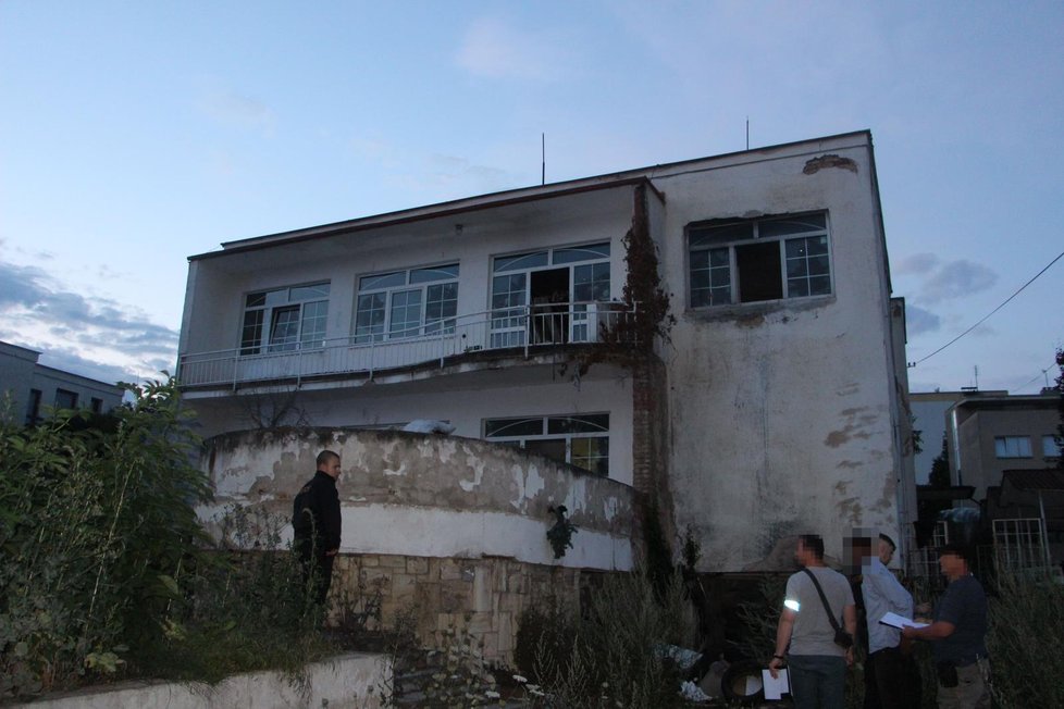 Policisté zadrželi v Praze 8 squatera, který po nich hodil sekeru a zranil druhého muže. Hrozí mu až 6 let ve vězení.