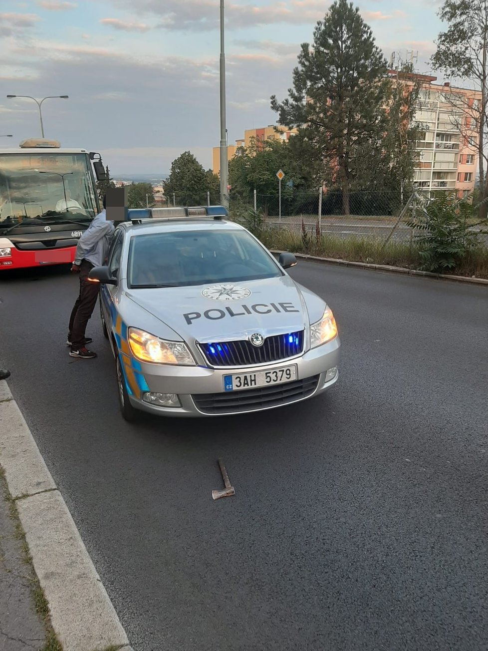 Policisté zadrželi v Praze 8 squatera, který po nich hodil sekeru a zranil druhého muže. Hrozí mu až 6 let ve vězení.