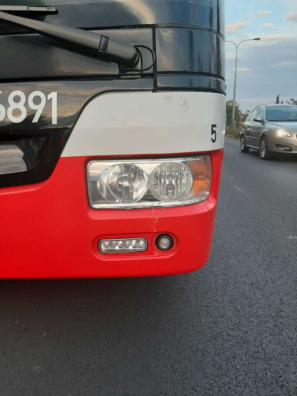 Policisté zadrželi v Praze 8 squatera, který po nich hodil sekeru a zranil druhého muže. Hrozí mu až 6 let ve vězení.