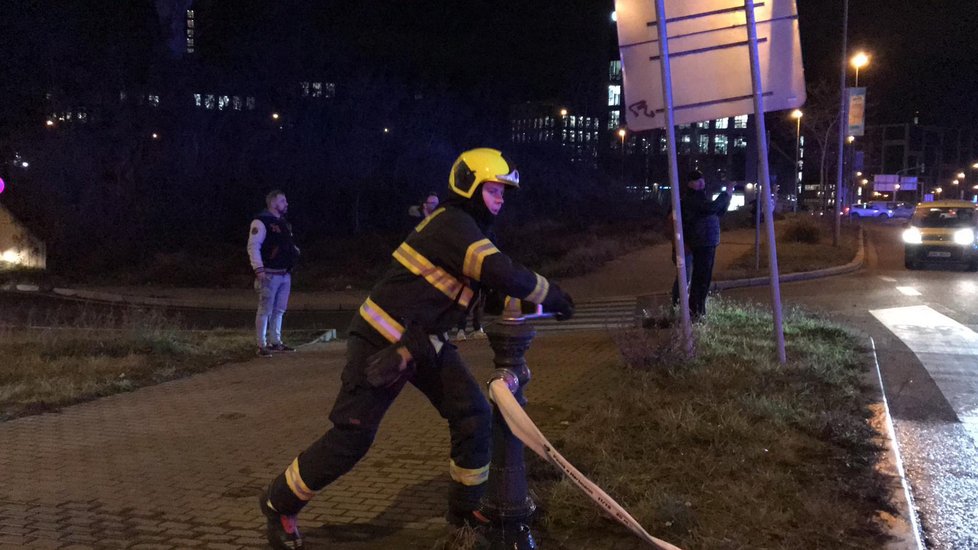 Pražští hasiči zasahovali u požáru opuštěné budovy ve Voctářově ulici v Praze 8.