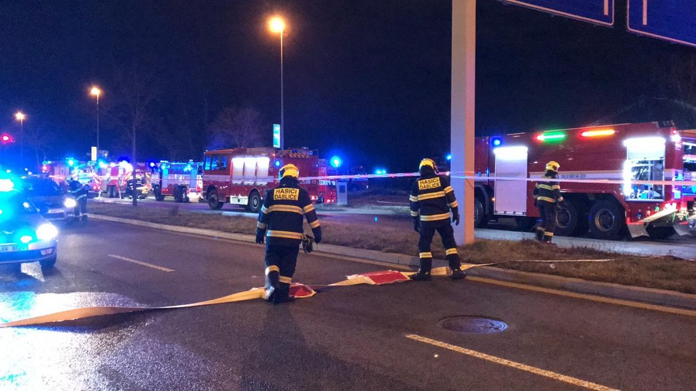 Pražští hasiči zasahovali u požáru opuštěné budovy ve Voctářově ulici v Praze 8.