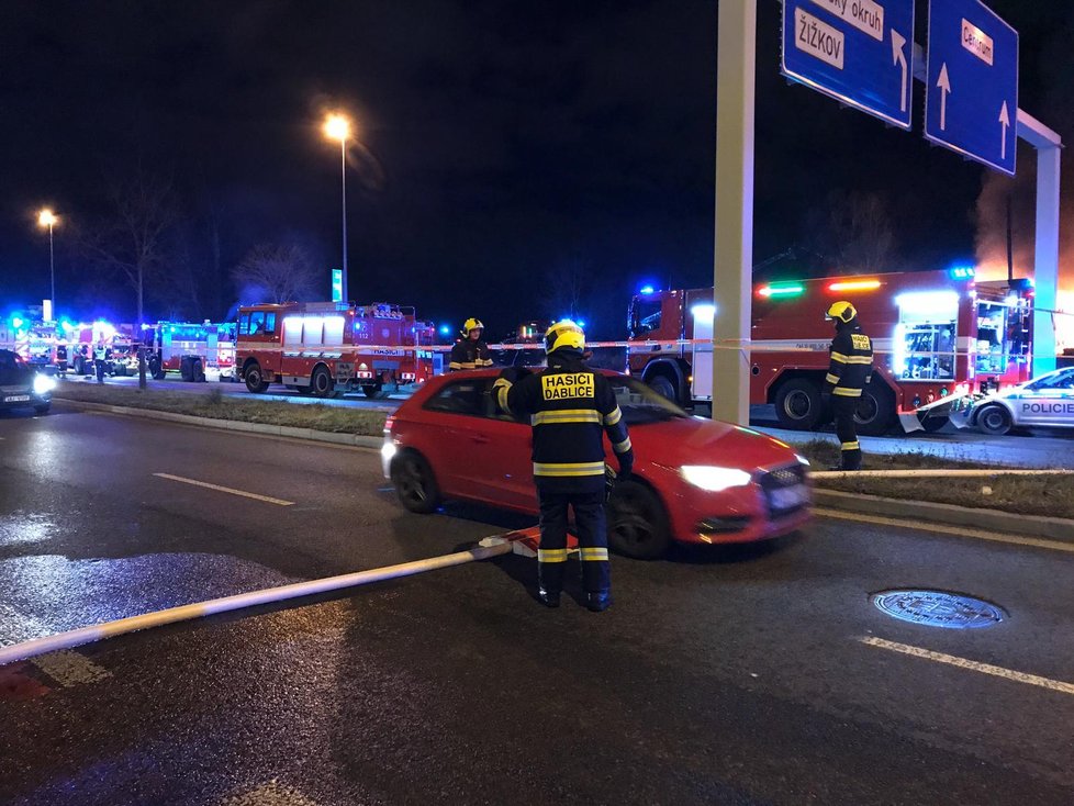 Pražští hasiči zasahovali u požáru opuštěné budovy ve Voctářově ulici v Praze 8.