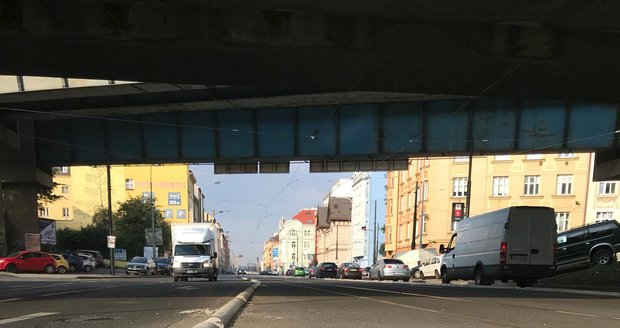 Z viaduktu v Sokolovské padaly betonové kusy do silnice.