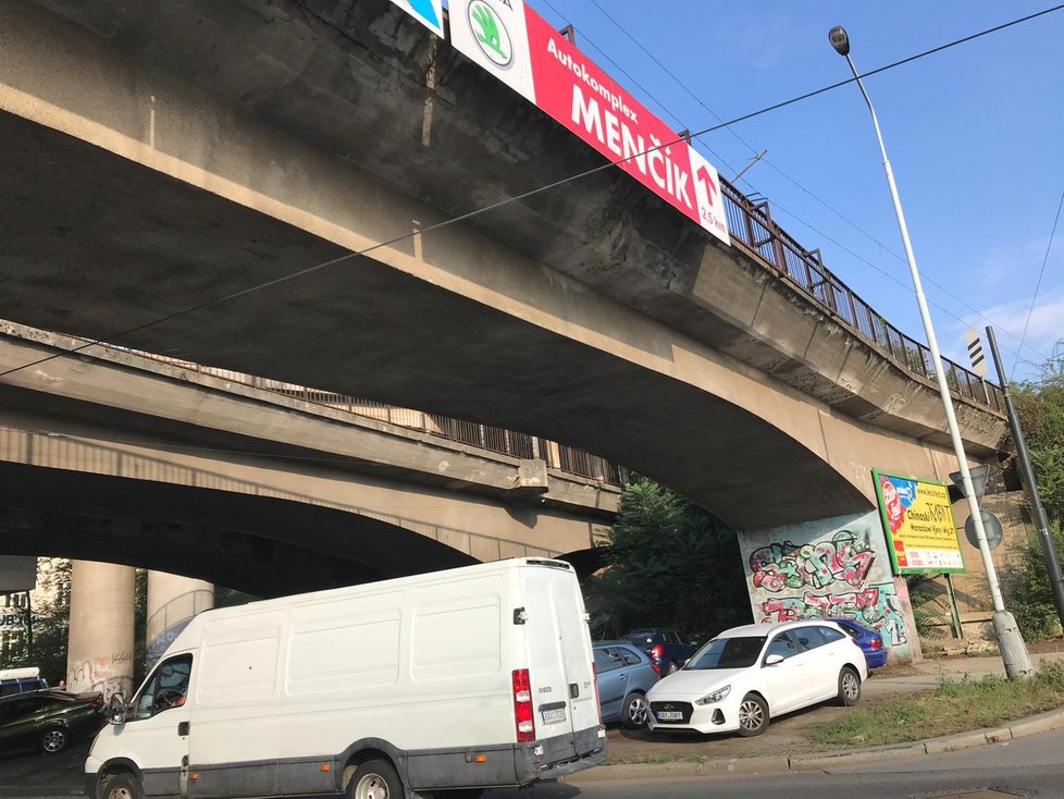 Z viaduktu v Sokolovské padaly betonové kusy do silnice.