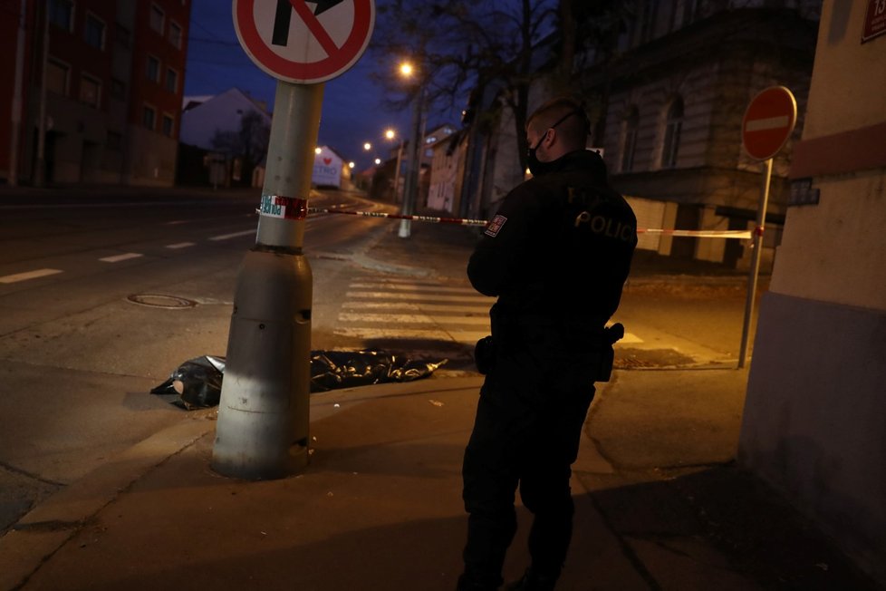 Pražští policisté našli v neděli 22. listopadu 2020 v Zenklově ulici v Praze 8 mrtvolu. Totožnost člověka a příčina úmrtí jsou zatím neznámé.