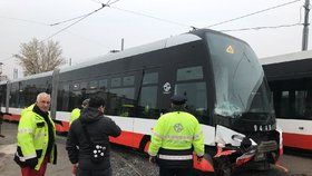 V obratišti u zastávky Spojovací na Jarově se srazily tramvaje.