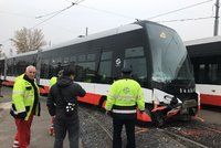 V obratišti Spojovací se srazily tramvaje: Přijet musel autojeřáb