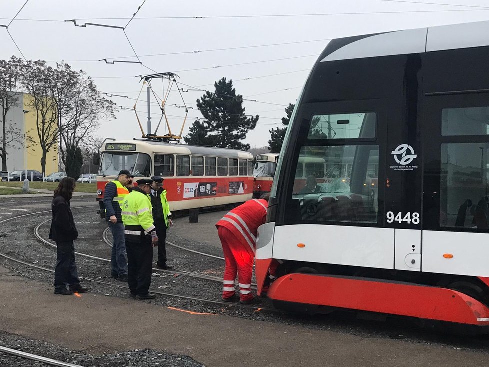 V obratišti u zastávky Spojovací na Jarově se srazily tramvaje.