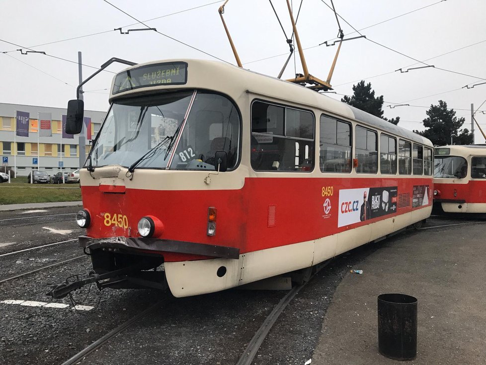 V obratišti u zastávky Spojovací na Jarově se srazily tramvaje.