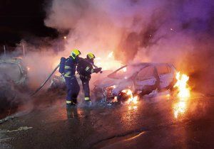 Hasiči likvidovali požár několika aut v Praze 9.
