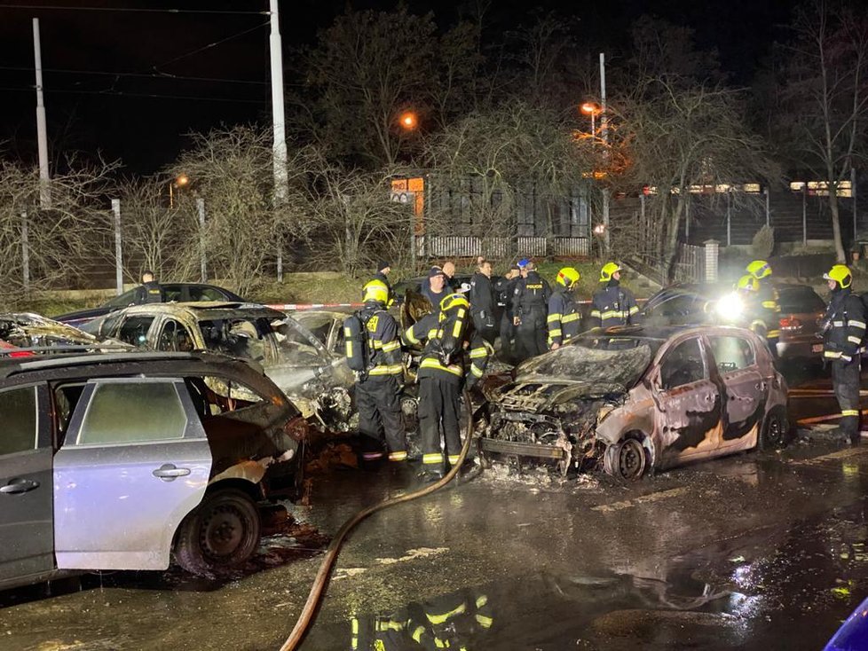 Hasiči likvidovali požár několika aut v Praze 9.
