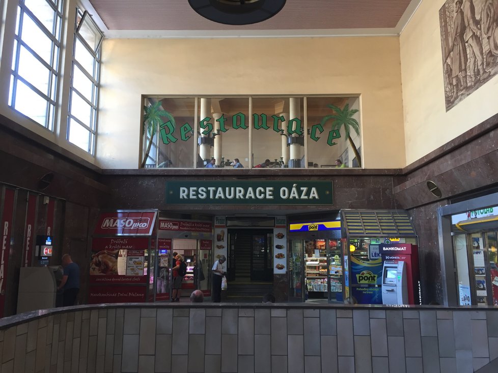 Legendární smíchovská nádražní restaurace Oáza.