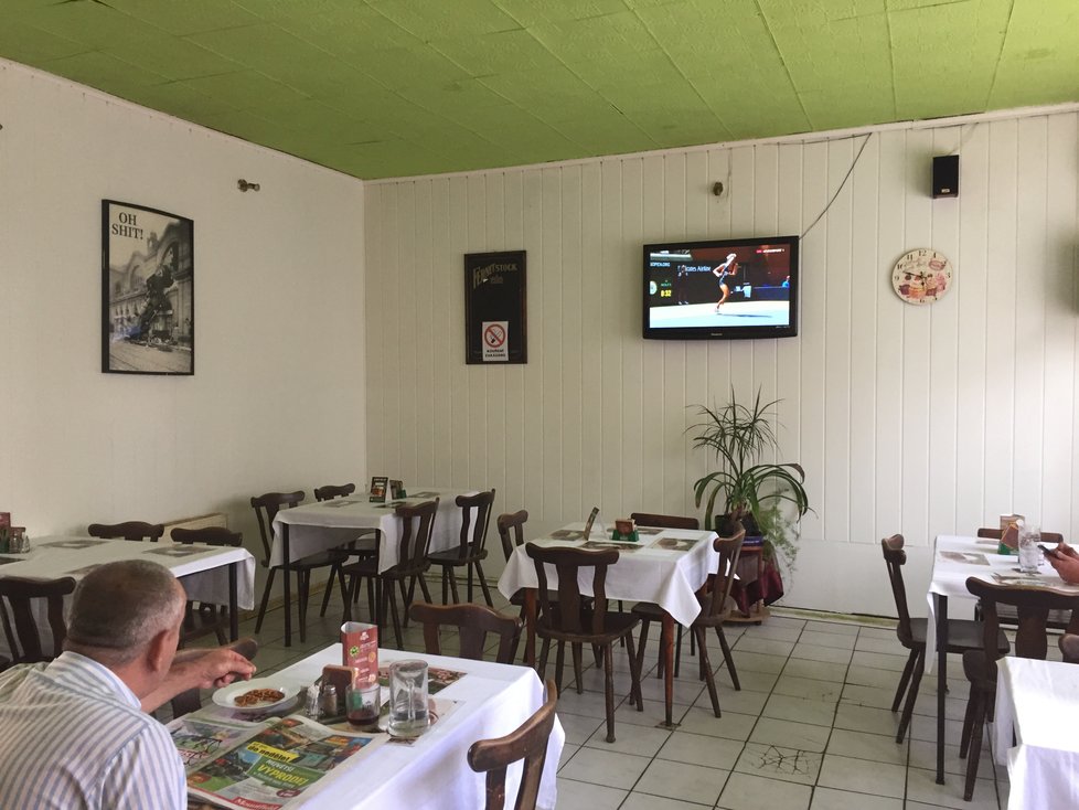 V Hostivaři stále funguje nádražní restaurace, i když perón přesunuli.