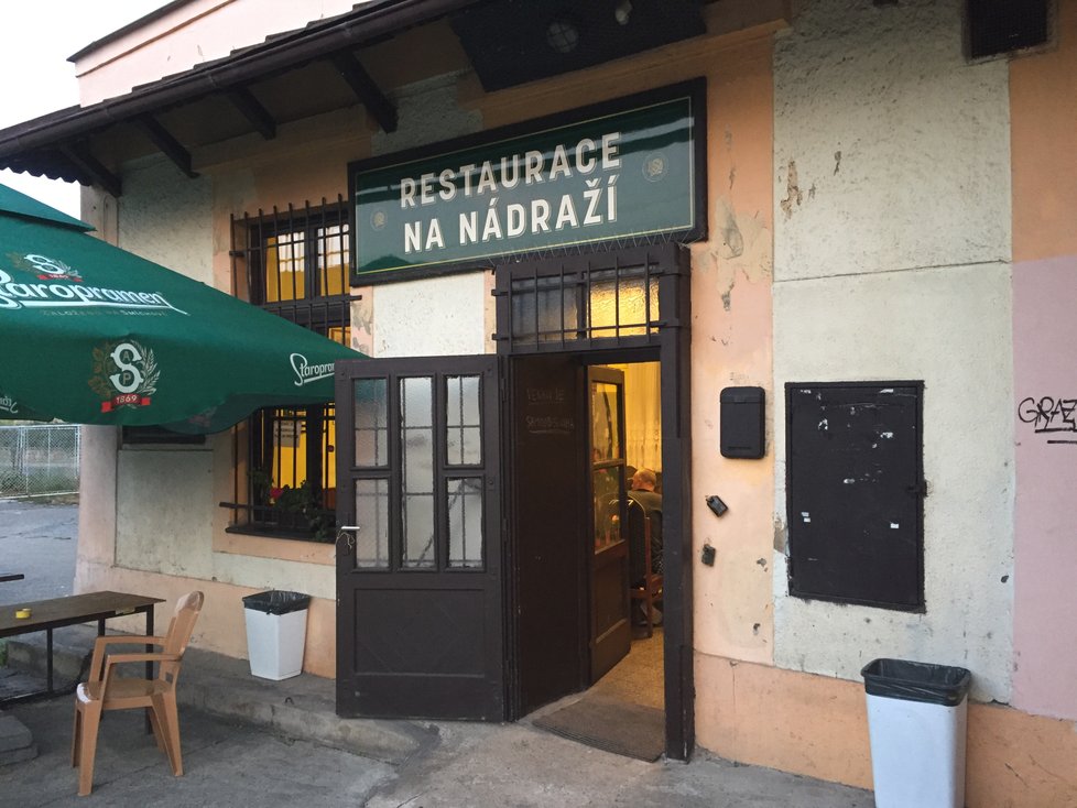 Restaurace Na nádraží v Radotíně funguje již 40 let. Zastoupení tu mají všechny 4 velké pražské fotbalové kluby.