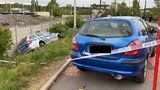 Nebezpečná honička v Hloubětíně: Výstřely, jízda po chodníku a policejní auto v příkopě