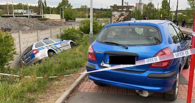 Nebezpečná honička v Hloubětíně: Výstřely, jízda po chodníku a policejní auto v příkopě