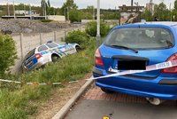 Nebezpečná honička v Hloubětíně: Výstřely, jízda po chodníku a policejní auto v příkopě