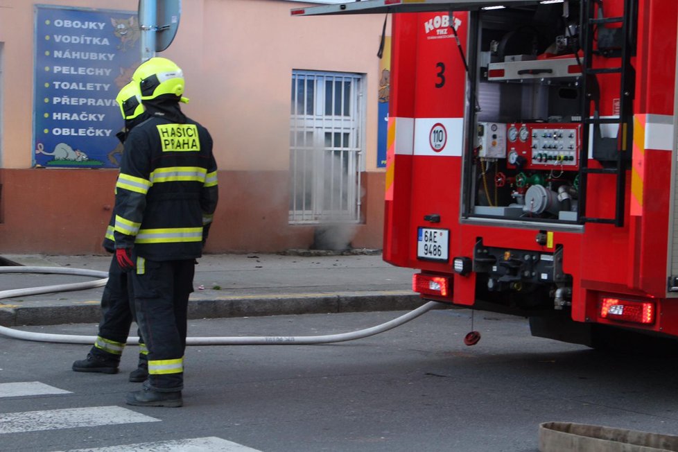 V ulici Novákových v Libni zasahovali hasiči při požáru sklepa.