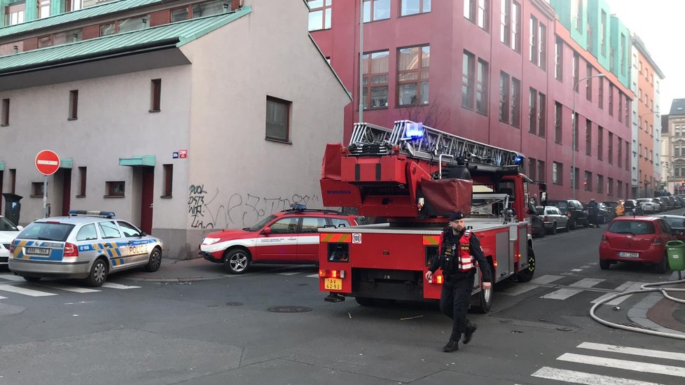 V ulici Novákových v Libni zasahovali hasiči při požáru sklepa.