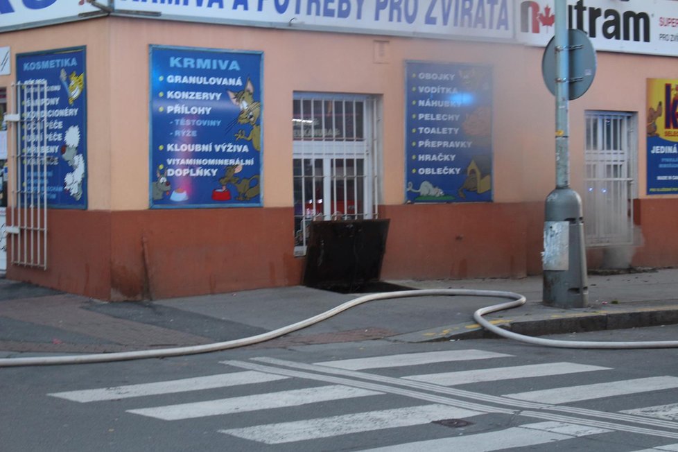 V ulici Novákových v Libni zasahovali hasiči při požáru sklepa.