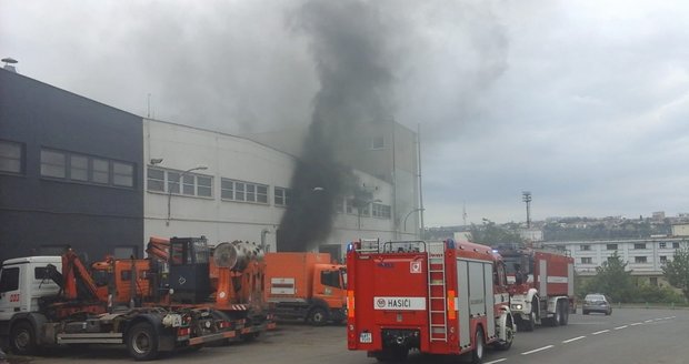 Pražští hasiči zasahovali u požáru v areálu Pražských služeb.