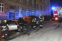 Na Smíchově hořelo auto. Teplo poškodilo také sousední vůz