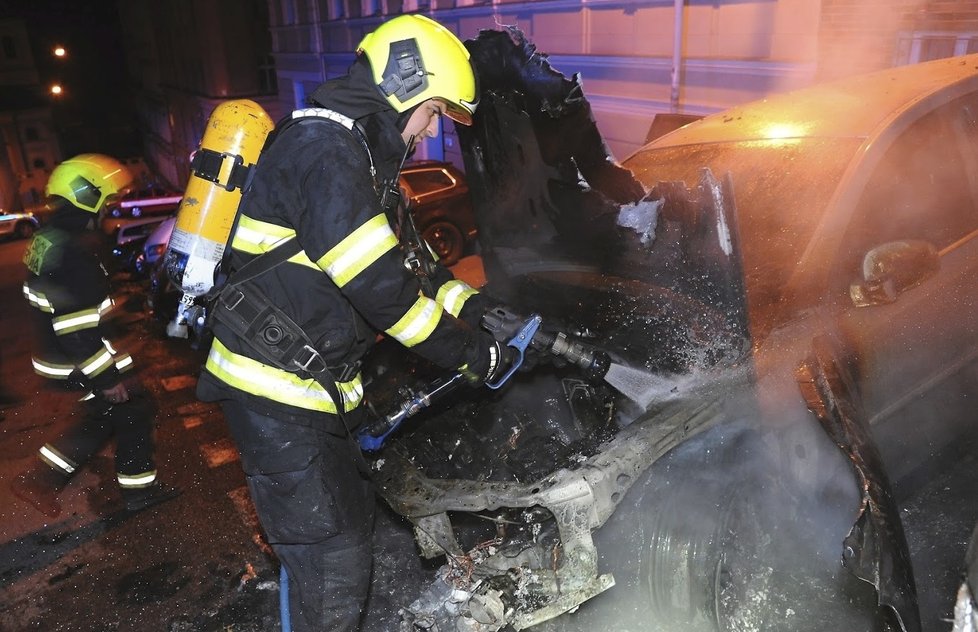 Na Smíchově hořelo auto. Žár poškodil také automobil stojící vedle.