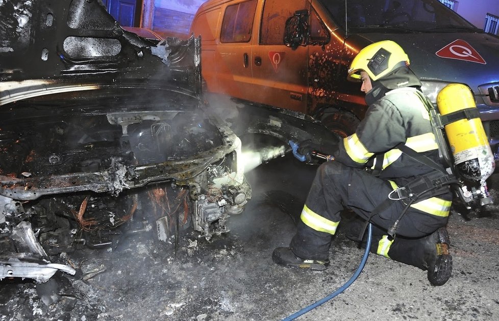 Požáry se to za poslední měsíc jen hemží, na obrázku hořící auto na Smíchově. Žár poškodil také automobil stojící vedle.