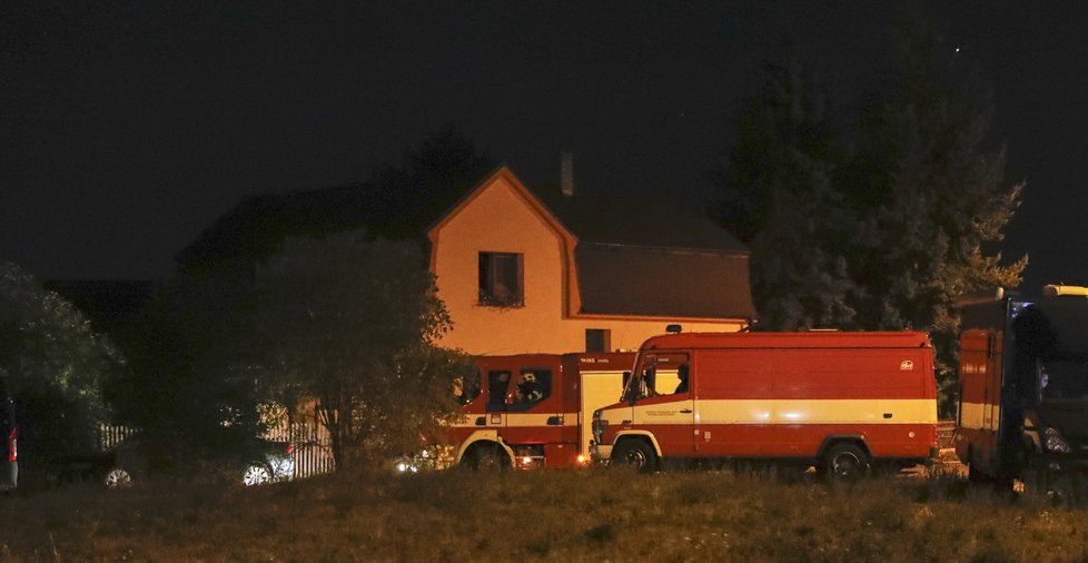 V Praze-Slivenec se zabarikádoval muž a hrozil, že odpálí bombu.