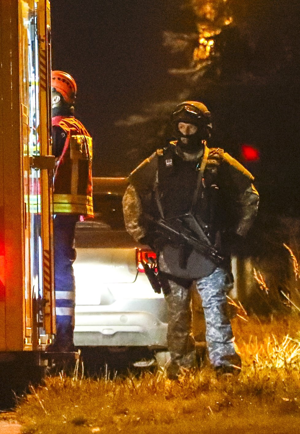 V Praze-Slivenec se zabarikádoval muž a hrozil, že odpálí bombu.