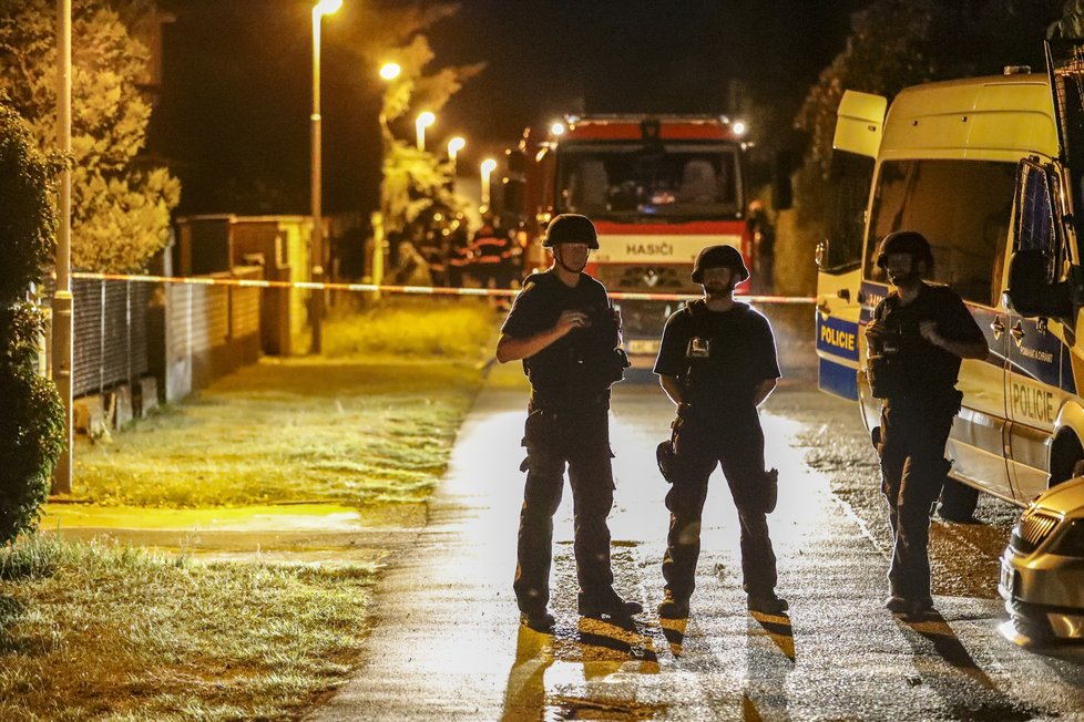 V Praze-Slivenec se zabarikádoval muž a hrozil, že odpálí bombu.