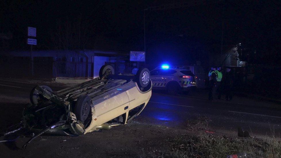 Ve Štěrboholech skončilo auto na střeše.