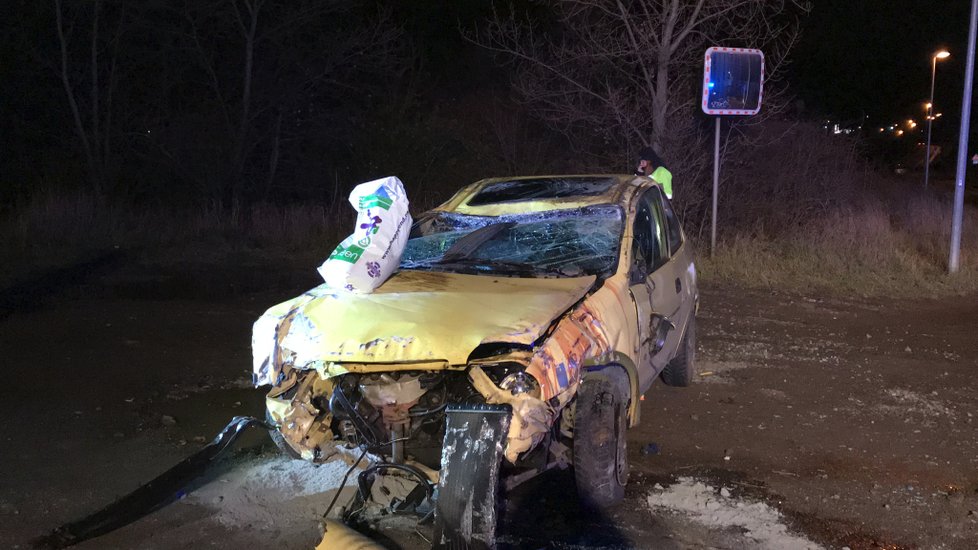 Ve Štěrboholech skončilo auto na střeše.